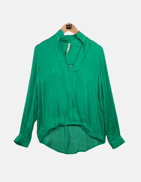 Elegant Emerald Green Button-Up Blouse with Long Sleeves